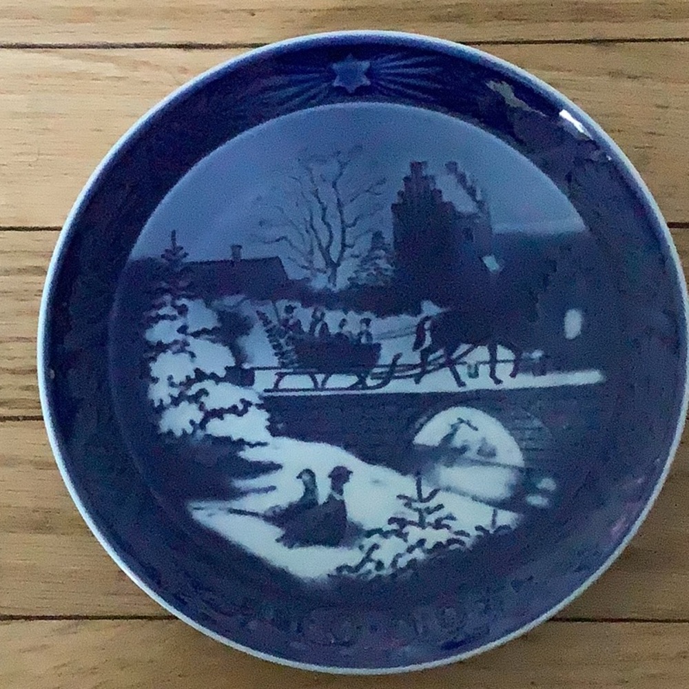 Royal Copenhagen plate The Sleigh Ride. Number 1 901 099 1999
